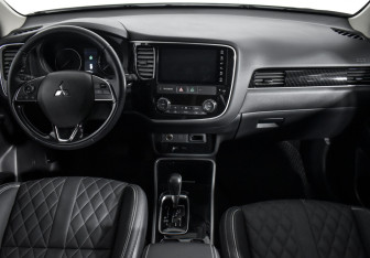 Подержанный автомобиль Mitsubishi Outlander 2022 года (20 фото)