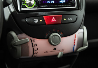 Подержанный автомобиль Peugeot 107 2008 года (15 фото)