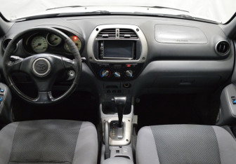 Подержанный автомобиль Toyota RAV4 2001 года (14 фото)