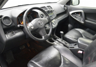 Подержанный автомобиль Toyota RAV4 2009 года (10 фото)