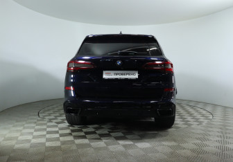 Подержанный автомобиль BMW X5 2022 года (6 фото)