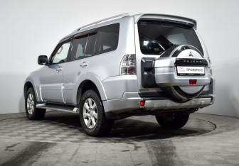 Подержанный автомобиль Mitsubishi Pajero 2011 года (7 фото)