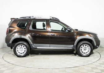 Подержанный автомобиль Renault Duster 2015 года (4 фото)