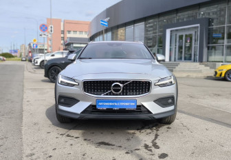 Подержанный автомобиль Volvo V60 Cross Country 2019 года (2 фото)