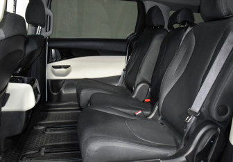 Подержанный автомобиль Kia Carnival 2021 года (12 фото)