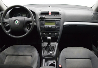 Подержанный автомобиль Skoda Octavia Liftback 2005 года (14 фото)