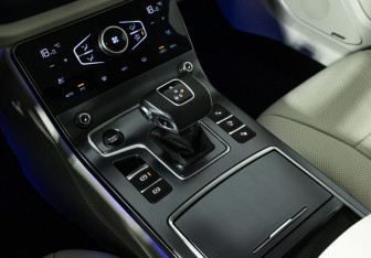 Подержанный автомобиль Hongqi H5 2022 года (18 фото)