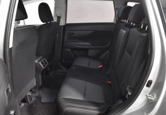 Подержанный автомобиль Mitsubishi Outlander 2019 года (10 фото)
