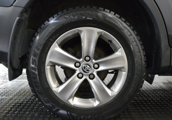 Подержанный автомобиль Toyota RAV4 2015 года (9 фото)