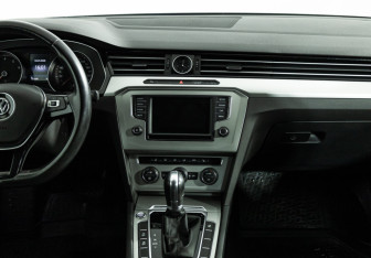 Подержанный автомобиль Volkswagen Passat Sedan 2017 года (14 фото)