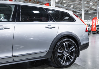 Подержанный автомобиль Volvo V90 Cross Country 2017 года (14 фото)