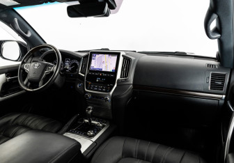 Подержанный автомобиль Toyota Land Cruiser Suv 2020 года (11 фото)