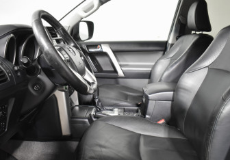 Подержанный автомобиль Toyota Land Cruiser Prado 2013 года (10 фото)