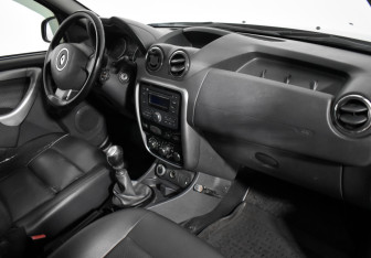 Подержанный автомобиль Renault Duster 2012 года (11 фото)