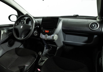 Подержанный автомобиль Peugeot 107 2009 года (9 фото)
