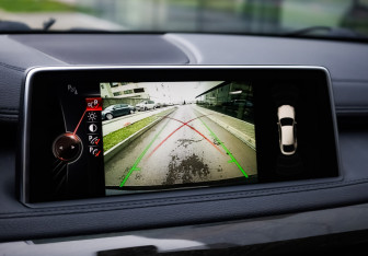 Подержанный автомобиль BMW X6 2015 года (17 фото)