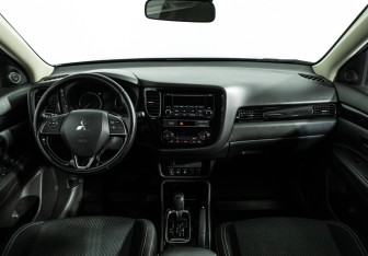 Подержанный автомобиль Mitsubishi Outlander 2019 года (13 фото)