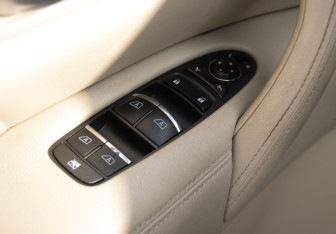 Подержанный автомобиль Infiniti QX80 2015 года (28 фото)