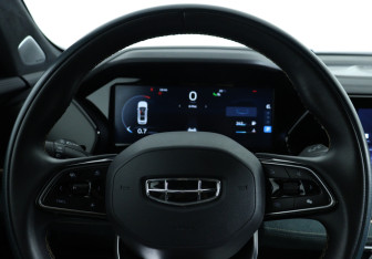 Подержанный автомобиль Geely Monjaro 2023 года (18 фото)