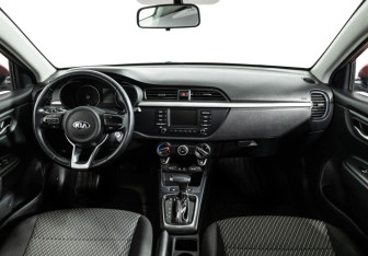 Подержанный автомобиль Kia Rio Sedan 2018 года (13 фото)
