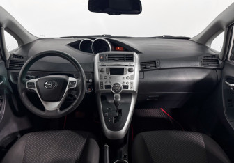 Подержанный автомобиль Toyota Verso 2010 года (13 фото)