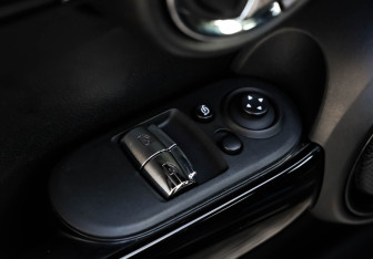 Подержанный автомобиль MINI Hatch 2020 года (24 фото)