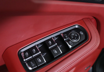 Подержанный автомобиль Porsche Macan 2015 года (20 фото)