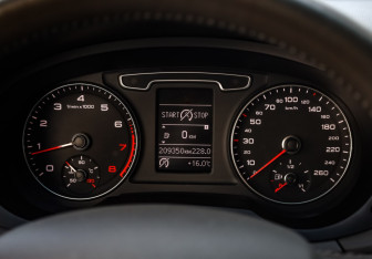 Подержанный автомобиль Audi Q3 2013 года (12 фото)