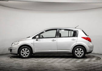 Подержанный автомобиль Nissan Tiida Hatchback 2008 года (8 фото)