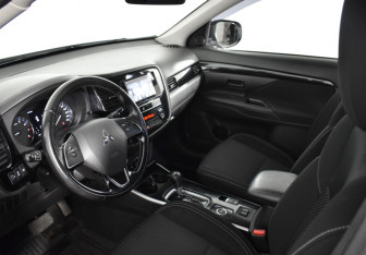 Подержанный автомобиль Mitsubishi Outlander 2019 года (9 фото)