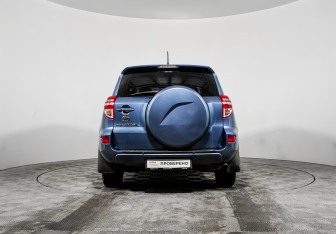 Подержанный автомобиль Toyota RAV4 2010 года (6 фото)