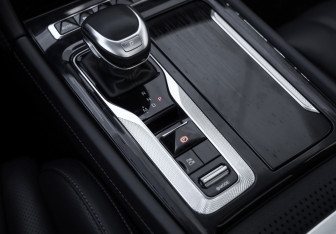 Подержанный автомобиль Hongqi H5 2023 года (22 фото)