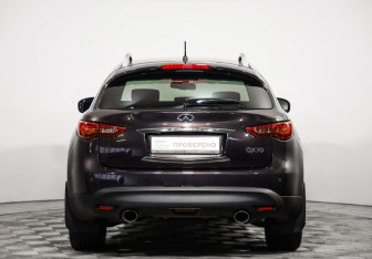 Подержанный автомобиль Infiniti QX70 2016 года (6 фото)