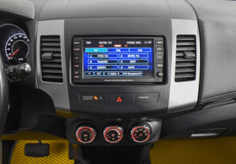 Подержанный автомобиль Mitsubishi Outlander 2011 года (16 фото)