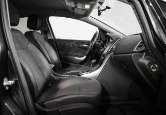 Подержанный автомобиль Opel Astra Hatchback 2012 года (18 фото)