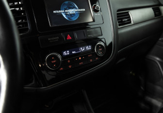 Подержанный автомобиль Mitsubishi Outlander 2013 года (16 фото)