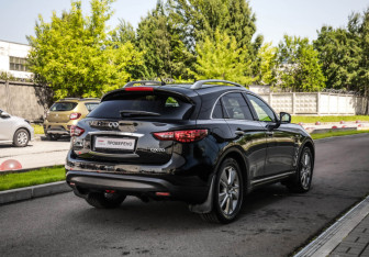 Подержанный автомобиль Infiniti QX70 2016 года (6 фото)