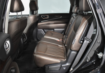 Подержанный автомобиль Infiniti QX60 2018 года (11 фото)