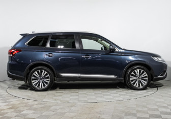 Подержанный автомобиль Mitsubishi Outlander 2020 года (4 фото)