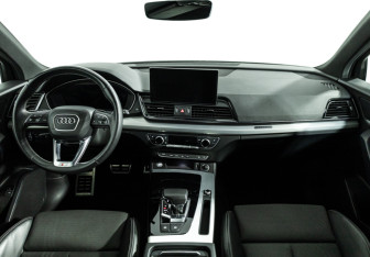 Подержанный автомобиль Audi Q5 2021 года (13 фото)