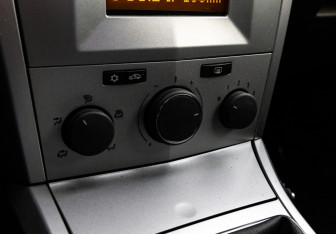 Подержанный автомобиль Opel Astra Sedan 2011 года (17 фото)