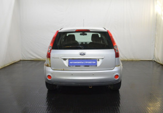 Подержанный автомобиль Ford Fiesta Hatchback 2006 года (6 фото)