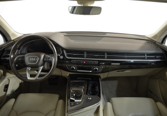 Подержанный автомобиль Audi Q7 2016 года (9 фото)