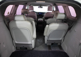 Подержанный автомобиль Kia Carnival 2016 года (23 фото)