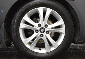 Подержанный автомобиль Hyundai Sonata 2011 года (9 фото)