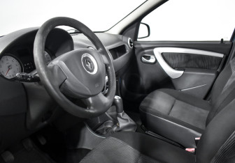 Подержанный автомобиль Renault Logan Sedan 2010 года (9 фото)