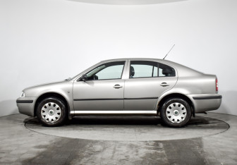 Подержанный автомобиль Skoda Octavia Liftback 2010 года (8 фото)