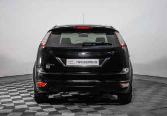 Подержанный автомобиль Ford Focus Hatchback 2011 года (11 фото)