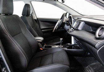 Подержанный автомобиль Toyota RAV4 2018 года (17 фото)