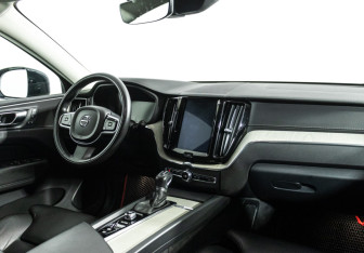Подержанный автомобиль Volvo XC60 2019 года (9 фото)